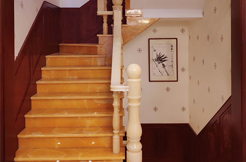 鄂托克中式别墅室内汉白玉石楼梯的定制安装装饰效果